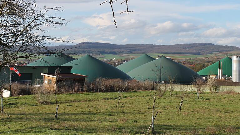 An der Biogasanlage Mellrichstadt wird die Tragluftabdeckung bei einem bestehenden Gärproduktelager erneuert. Die Form des Aufbaus wird von einer Kegelform in eine Kugelform geändert. Dadurch wird eine Vergrößerung des Gasspeichers erzielt.