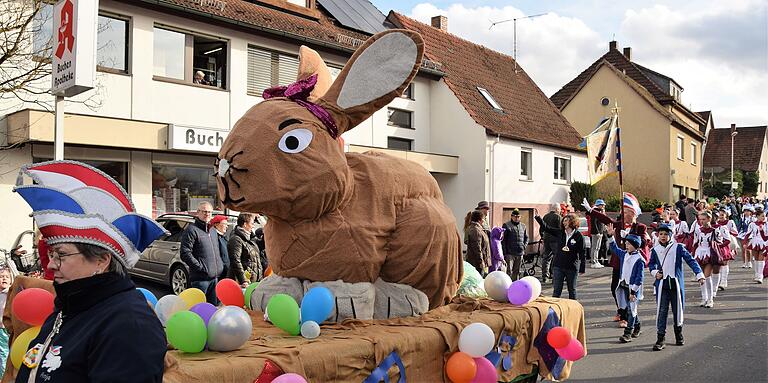 Er darf nicht fehlen, beim Sendelbacher Faschingszug: der Sandhase. Er darf nicht fehlen, beim Sendelbacher Faschingszug: der Sandhase.