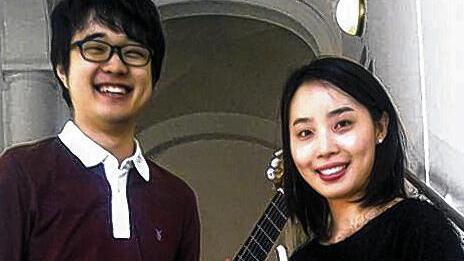 Hera Sung mit Gitarrist Kim Jin Sae.
