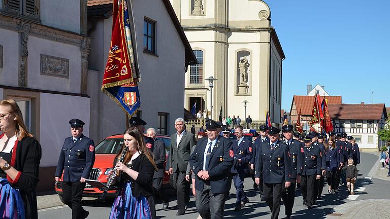 Ein imposanter Festzug, angeführt von der Musikkapelle, zog mit zwölfFahnenabordnungen nach dem Gottesdienst zum Festplatz. Jana Keul       -  Ein imposanter Festzug, angeführt von der Musikkapelle, zog mit zwölfFahnenabordnungen nach dem Gottesdienst zum Festplatz. Jana Keul