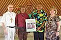 Hans und Karin Gernert mit Seminarleiter Beka Kosieng und Pfarrer William Sugoho.