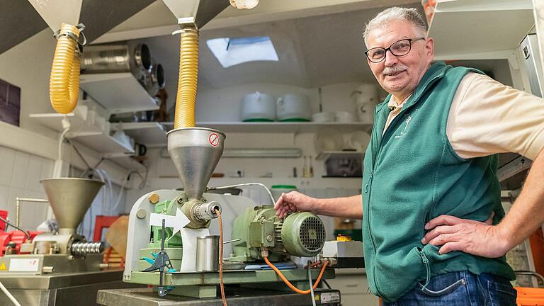 Herbert Schwanfelder zeigt bei einem Rundgang die Ölmühle in Abtswind.