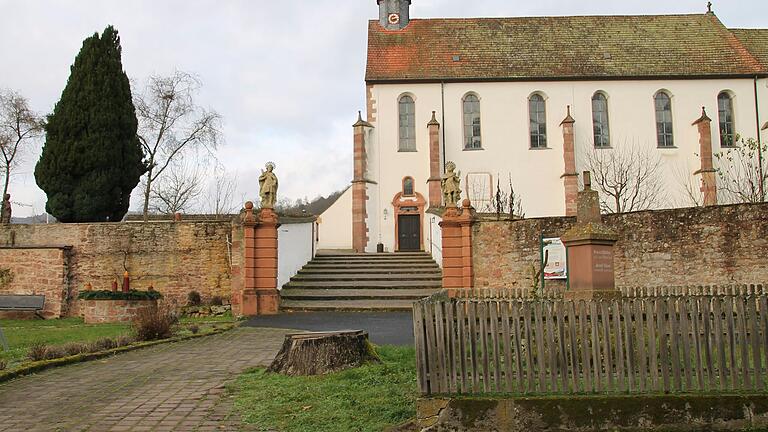 Am Dorfplatz in Schönau (im Hintergrund die Klosterkirche) wurde vor zwei Jahren die alte Linde gefällt.