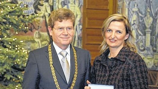 Stadtplakette für Hermann Neubert - (ric) Der Stadtrat hat Möbelunternehmer Hermann Neubert für seine Verdienste um das Wohl der Stadt und als Mäzen mit der Silbernen Stadtplakette ausgezeichnet. Neubert, gehört zu den Pionieren des wirtschaftlichen Wiederaufbaus nach 1945. Er sei eine der erfolgreichsten Unternehmerpersönlichkeiten der Stadt, sagte OB Georg Rosenthal in seiner Laudatio. Stellvertretend für Neubert nahm seine Assistentin Karin Vockel die Ehrung entgegen. Stadtplakette für Hermann Neubert - (ric) Der Stadtrat hat Möbelunternehmer Hermann Neubert für seine Verdienste um das Wohl der Stadt und als Mäzen mit der Silbernen Stadtplakette ausgezeichnet. Neubert, gehört zu den Pionieren des wirtschaftlichen Wiederaufbaus nach 1945. Er sei eine der erfolgreichsten Unternehmerpersönlichkeiten der Stadt, sagte OB Georg Rosenthal in seiner Laudatio. Stellvertretend für Neubert nahm seine Assistentin Karin Vockel die Ehrung entgegen.