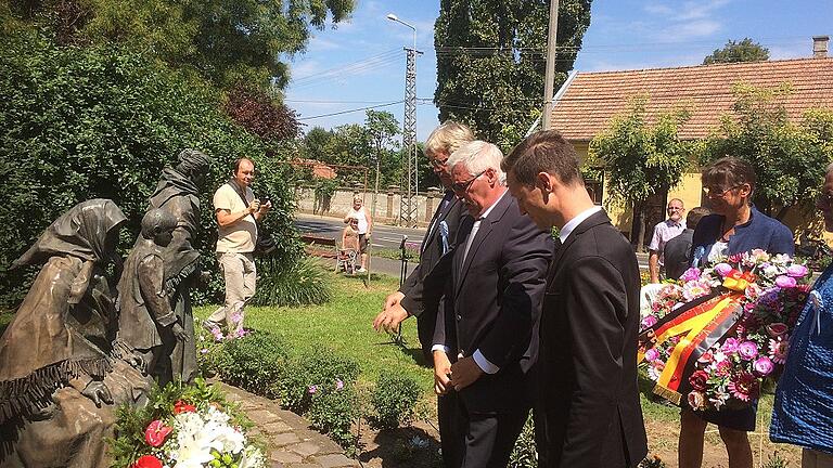 Zum Gedenken an die fast 5000 aus Elek vertriebenen Deutschen legen von links Laudenbachs Bürgermeister Hermann Lenz, Eleks Stadtoberhaupt László Pluhár und Gerolzhofens Bürgermeister Thorsten Wozniak einen Kranz nieder. Zum Gedenken an die fast 5000 aus Elek vertriebenen Deutschen legen von links Laudenbachs Bürgermeister Hermann Lenz, Eleks Stadtoberhaupt László Pluhár und Gerolzhofens Bürgermeister Thorsten Wozniak einen Kranz nieder.