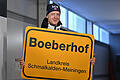 Biathlon - Weltmeisterschaft       -  Der König von Oberhof: Johannes Thingnes Bö aus Norwegen zeigt ein Ortsschild mit der Aufschrift Boeberhof·. Das Schild hatte Bö zuvor von den Organisatoren der WM in Oberhof überreicht bekommen.
