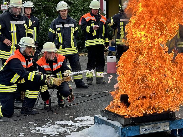 Bei der Übung Löschen mit Schaum standen Miniaturfahrzeuge zur Verfügung. Alles, auch die Löschvorrichtung war im kleineren Übungsformat Bei der Übung Löschen mit Schaum standen Miniaturfahrzeuge zur Verfügung. Alles, auch die Löschvorrichtung war im kleineren Übungsformat