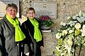 Die 1. Vorsitzende des ATGV Margit Geißler (rechts) und ihre Stellvertreterin Annette Schindelmann (links) bei der Segnung des Gedenksteins auf dem Eibelstadter Friedhof.
