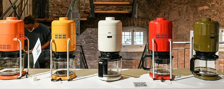 Die Kaffeemaschine KF 20 gibt es in sechs verschiedenen Farben, fünf davon sind in der Ausstellung in Marktheidenfeld zu sehen. Die Kaffeemaschine wurde ab 1972 produziert. Die Kaffeemaschine KF 20 gibt es in sechs verschiedenen Farben, fünf davon sind in der Ausstellung in Marktheidenfeld zu sehen. Die Kaffeemaschine wurde ab 1972 produziert.