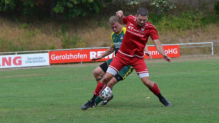 &nbsp;Kein Sieger zu erkennen: So wie hier das Duell zwischen Gerolzhofens&nbsp; Lukas Bock (rechts) und&nbsp; Moritz Rumpel vom SV Mühlhausen/Schraudenbach, endete auch die Partie unentschieden.