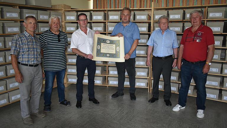 Sie freuen sich über das neu geordnete Michelauer Gemeindearchiv (von links): Winfried Kundmüller, Willi Schmitt, zweiter Bürgermeister Elmar Gather, Bürgermeister Michael Wolf, Archivar Marian Opalka und Kreisarchivar Hilmar Spiegel.