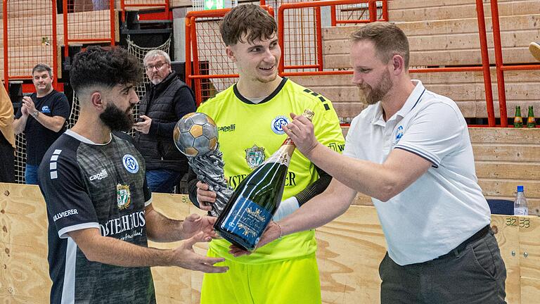 Übergabe des Siegerpokals sowie einer Flasche Schaumwein durch Sascha Mehring (rechts) vom Sponsor 'Clean Concept' an Ali Fadil (links) und Julian Schmidt vom Turniersieger FV 04 Würzburg. Übergabe des Siegerpokals sowie einer Flasche Schaumwein durch Sascha Mehring (rechts) vom Sponsor 'Clean Concept' an Ali Fadil (links) und Julian Schmidt vom Turniersieger FV 04 Würzburg.