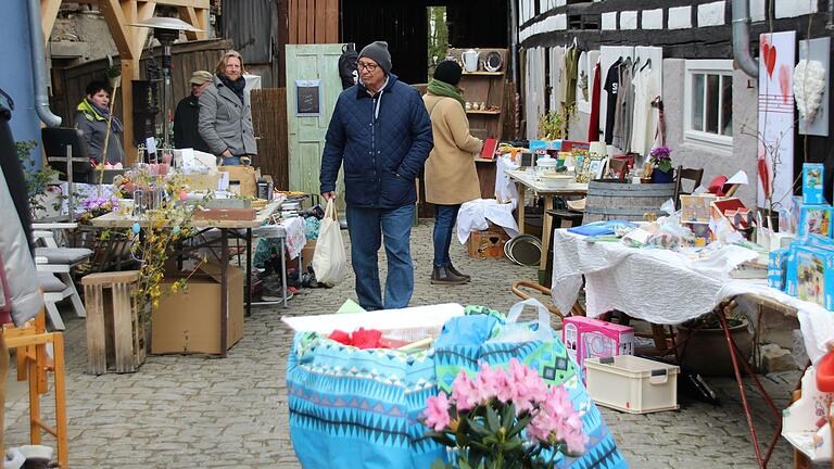 Der Markt am Frühlingsfest in Gerolzhofen lockt seit Jahren viele Besucher an. Dort erwartet diese ein großes Angebot an klassischen Flohmarktartikeln. Der Markt am Frühlingsfest in Gerolzhofen lockt seit Jahren viele Besucher an. Dort erwartet diese ein großes Angebot an klassischen Flohmarktartikeln. 