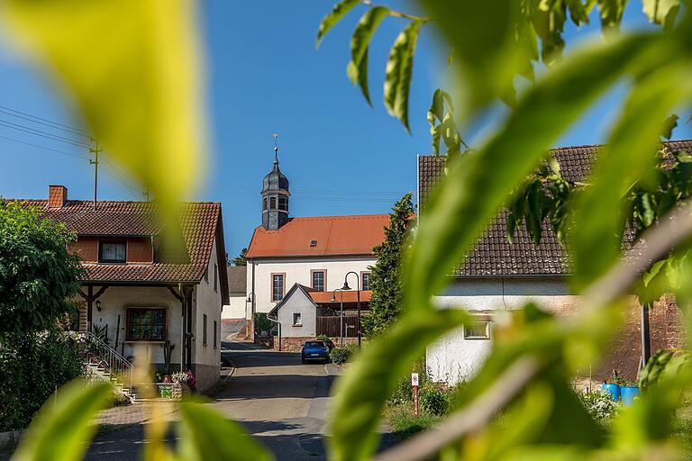 Auf der Tour kommt man durch Lindelbach, hier die barocke Dorfkirche. Auf der Tour kommt man durch Lindelbach, hier die barocke Dorfkirche.