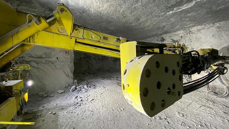 Im westlichen Landkreis Würzburg steckt unter der Erde viel Gips. Der Iphofener Knauf-Konzern will den begehrten Rohstoff abbauen. Im Bild eine Bohrmaschine im Bergwerk Hüttenheim. Im westlichen Landkreis Würzburg steckt unter der Erde viel Gips. Der Iphofener Knauf-Konzern will den begehrten Rohstoff abbauen. Im Bild eine Bohrmaschine im Bergwerk Hüttenheim.