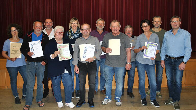Zahlreiche Ehrungen gab es während der Jahresversammlung des TSV Irmelshausen: Über die Auszeichnungen freuen sich (Vorn, von links) Heinz Naber, Christa Mauer, Ralf Fritz, Rolf Hofmann, Ute Lenz-Other, Peter Bauer, (dahinter, von links) Alexandra Röhner, Heinz Mauer, Claudia Filbry, Günter Wacker, Günter Schubert und Bernd Röhner.