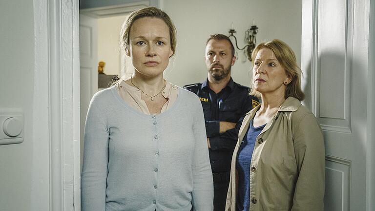 Szene aus dem sechsten Franken-'Tatort': Theresa Hein (Anja Schneider, links) wird von Kriminalhauptkommissarin Paula Ringelhahn (Dagmar Manzel, rechts) und ihrem Kollegen (Komparse) an den Tatort geführt.