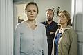 Szene aus dem sechsten Franken-'Tatort': Theresa Hein (Anja Schneider, links) wird von Kriminalhauptkommissarin Paula Ringelhahn (Dagmar Manzel, rechts) und ihrem Kollegen (Komparse) an den Tatort geführt.
