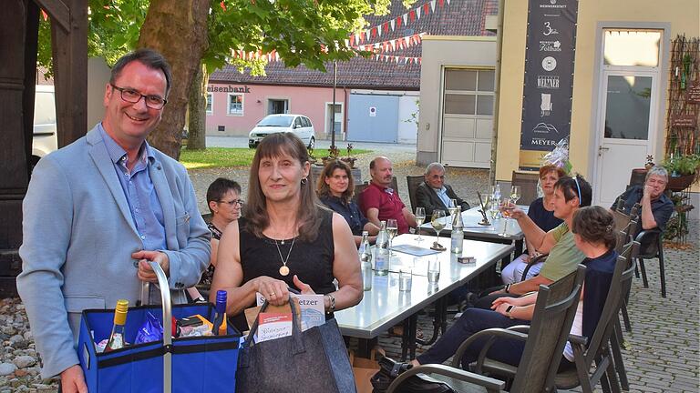 Bürgermeister Burkhard Klein verabschiedete Barbara Jungfleisch bei einer kleinen Feierstunde in der Vinfothek. Auch frühere Arbeitskolleginnen waren gekommen. Bürgermeister Burkhard Klein verabschiedete Barbara Jungfleisch bei einer kleinen Feierstunde in der Vinfothek. Auch frühere Arbeitskolleginnen waren gekommen.