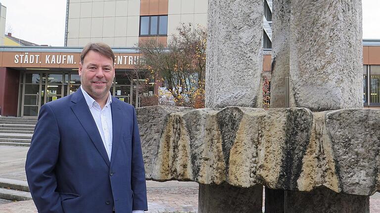 Direktor Norbert Sierl vor der Klara-Oppenheimer-Schule Direktor Norbert Sierl vor der Klara-Oppenheimer-Schule