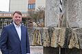Direktor Norbert Sierl vor der Klara-Oppenheimer-Schule