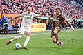 FC Augsburg - FC St. Pauli       -  Augsburgs Marius Wolf (links) im Zweikampf mit Pauli-Profi Lars Ritzka.