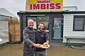 Burger in Oerlenbach vom Weiderind       -  Versteckt im Gewerbegebiet in Oerlenbach liegt 'Müllers Imbiss'. Mit einer Pommes-Bude hat der nichts zu tun: Für die Burger wird bestes Rindfleisch von Tieren verwendet, die nebenan auf der Weide grasen. Am Grill stehen zwei Profi-Köche: Maximilian Beck (links) und Lukas Leuner.