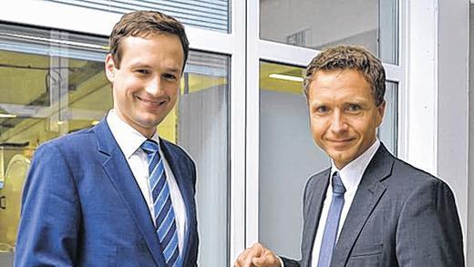 Firmenbesuch: Landrat Florian Töpper (links) war zu Gast bei der von Robert Mock mitbegründeten Firma InnoSenT in Donnersdorf. Firmenbesuch: Landrat Florian Töpper (links) war zu Gast bei der von Robert Mock mitbegründeten Firma InnoSenT in Donnersdorf.