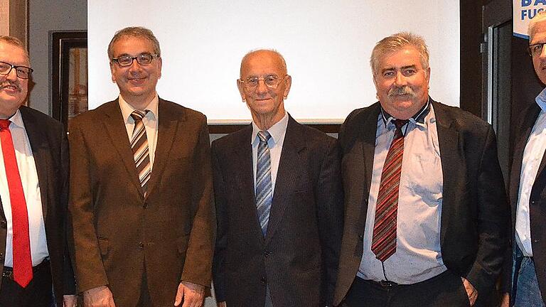 Der für den SC Stettfeld pfeifende Alfred Mennel von der Schiedsrichter-Gruppe Haßberge (Mitte) wurde bei der Aktion &bdquo;Danke Schiri&ldquo; in der Kategorie &bdquo;Ü 50&ldquo; ausgezeichnet. Es gratulierten (von links) Bezirks-Schiedsrichterobmann, Norbert Kröckel, Kreis-Schiedsrichterobmann Udo Lenhard, Gruppen-Schiedsrichterobmann Josef Raab (Haßberge) und Verbands-Schiedsrichterobmann Walter Moritz.