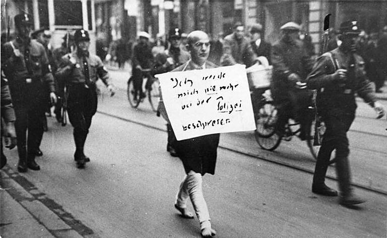 Ein Foto, das um die Welt ging: Else Siegels Münchner Onkel Michael Siegel wurde am 10. März 1933, kurz nach der nationalsozialistischen Machtübernahme, brutal verprügelt und von SS-Männern barfuß durch München getrieben. Um den Hals hatte man ihm ein Plakat mit der Aufschrift 'Ich werde mich nie mehr bei der Polizei beschweren' gehängt. Ein Foto, das um die Welt ging: Else Siegels Münchner Onkel Michael Siegel wurde am 10. März 1933, kurz nach der nationalsozialistischen Machtübernahme, brutal verprügelt und von SS-Männern barfuß durch München getrieben. Um den Hals hatte man ihm ein Plakat mit der Aufschrift 'Ich werde mich nie mehr bei der Polizei beschweren' gehängt.