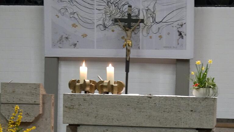 Bei der Ankunft in der Kirche St. Albanus in Erbshausen-Sulzwiesen wurde das Kreuz auf die Altarstufen gelegt. Bei der Ankunft in der Kirche St. Albanus in Erbshausen-Sulzwiesen wurde das Kreuz auf die Altarstufen gelegt.
