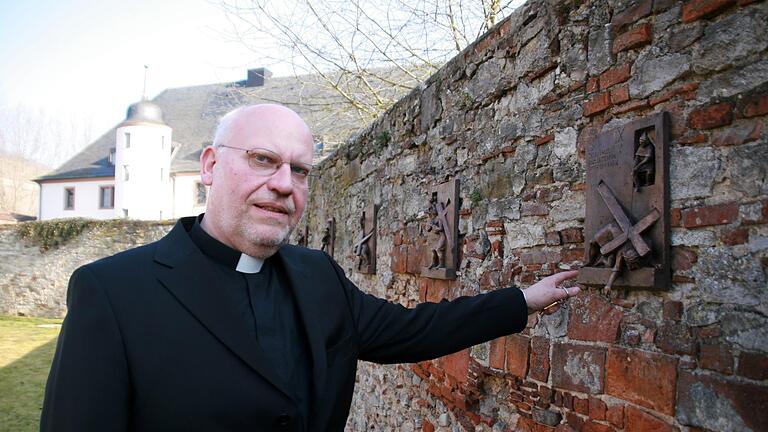 Pfarrer Burkhard Rosenzweig ist am Montag gestorben. Das Bild zeigt ihn am Kreuzweg des Bildungshauses Himmelspforten.       -  Pfarrer Burkhard Rosenzweig ist am Montag gestorben. Das Bild zeigt ihn am Kreuzweg des Bildungshauses Himmelspforten.