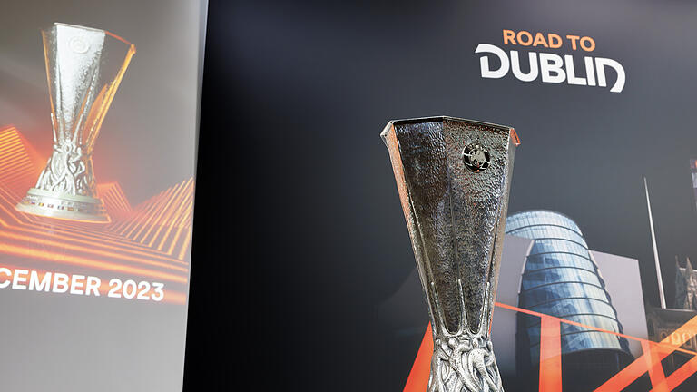 439288987.jpg       -  Dieser Pokal wartet auf den Gewinner der Europa League 2023/24. Zunächst muss aber das Viertelfinale ausgelost werden. Alles rund um Termin, Übertragung, Teams und Lostöpfe.