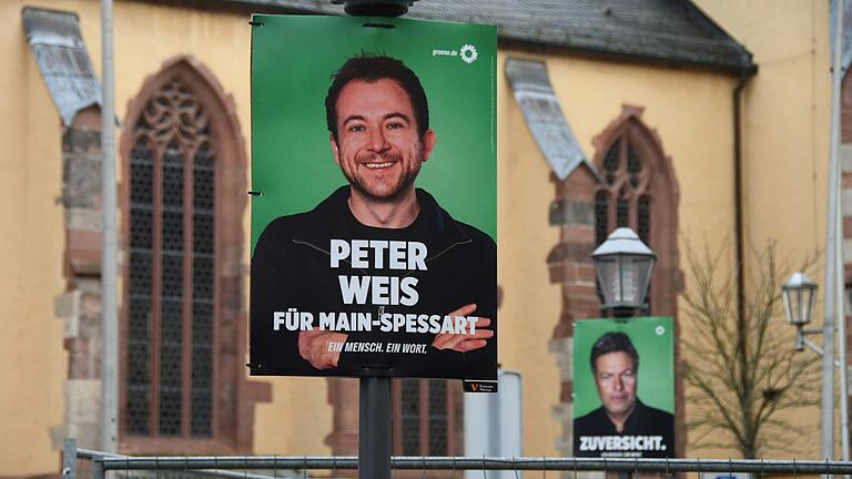 Das Wahlplakat des Bundestags-Direktkandidaten Peter Weis. Im Hintergrund ist das Plakat von Grünen-Kanzlerkandidat Robert Habeck zu sehen. Das Wahlplakat des Bundestags-Direktkandidaten Peter Weis. Im Hintergrund ist das Plakat von Grünen-Kanzlerkandidat Robert Habeck zu sehen.