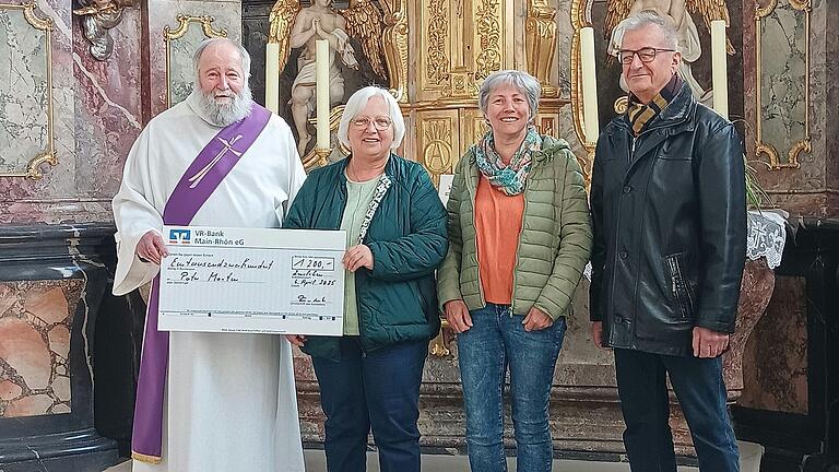 Auf dem Foto von links: Diakon Richard Friedrich, Christine Reith, Isolde Drescher (beide Gemeindeteam), Kirchenpfleger Burkard Pfeuffer.