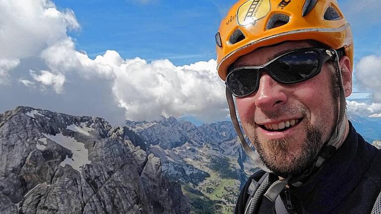Blick über die Gipfel: Stute beim Aufstieg über den Westgrat-Klettersteig an der Marmolada in den Dolomiten.
