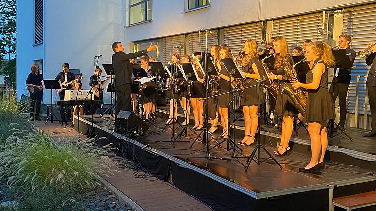 Die Senior-Bigband unter der Leitung von Marcel Steinrichter bildete den krönenden Abschluss des Sommerkonzertes am Martin-Pollich-Gymnasium und durfte erst nach zwei Zugaben die Bühne in der Sonnenlandarena verlassen.