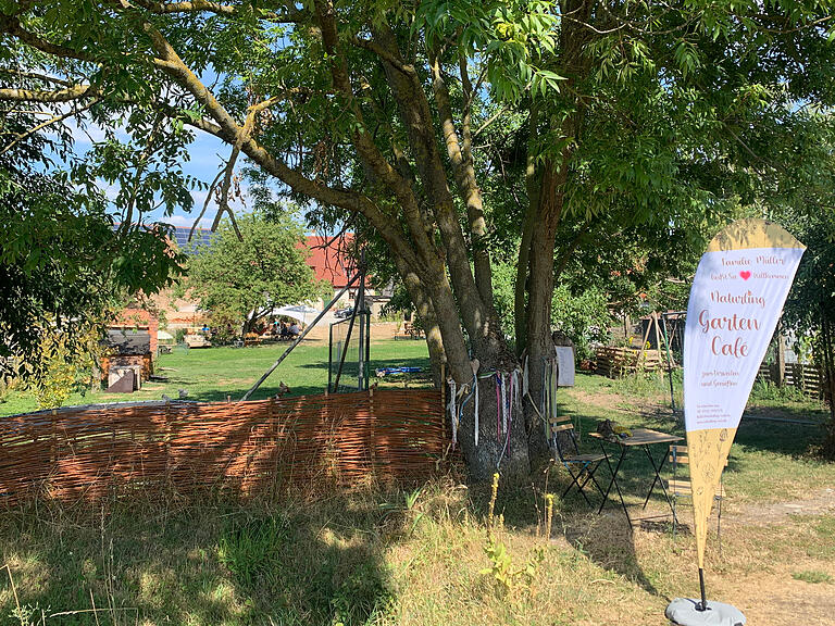 In einem großzügigen Garten mit Streuobstwiese, Permakulturacker, Hühnerställen, Hängematte und vielen Tieren hat Familie Müller ihr Café eingerichtet.