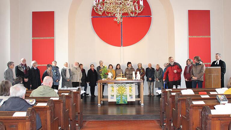 Der St. Johannischor mit Pfarrer Matthias Hörning.