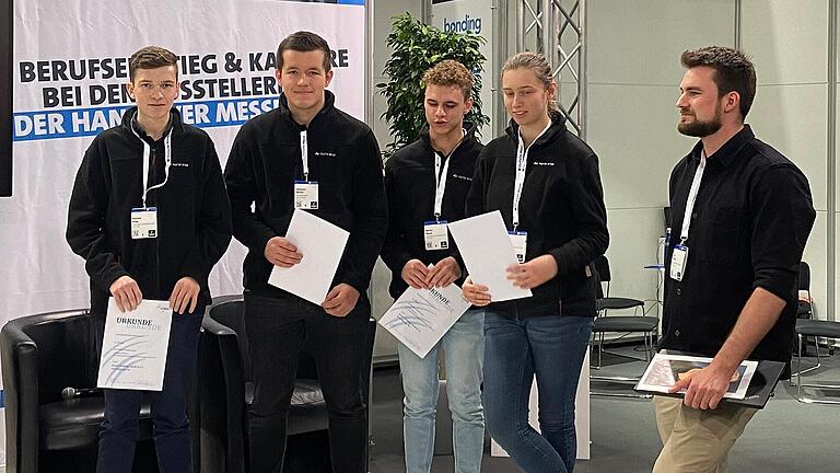 Die ausgezeichneten Kurtz Ersa-Auszubildenden bei der Preisverleihung im April auf der Hannover Messe: (von links) Anton Siemon (Bildschirm), Antonin Hepp, Johannes Heroth, Marius Rösch, Alissa Reuber und Eric Ullrich (der das Team als Sustainability Expert im Kurtz Ersa-Konzern unterstützte).