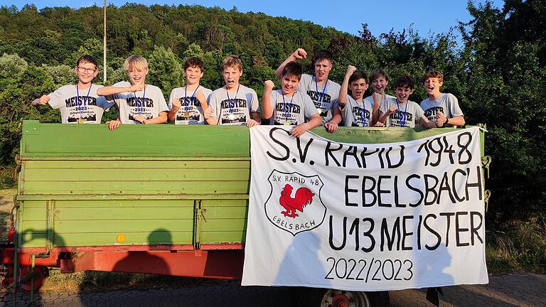 Die Meister unterwegs: Die Kicker der U13 auf ihrer Siegesfahrt durch Ebelsbach.