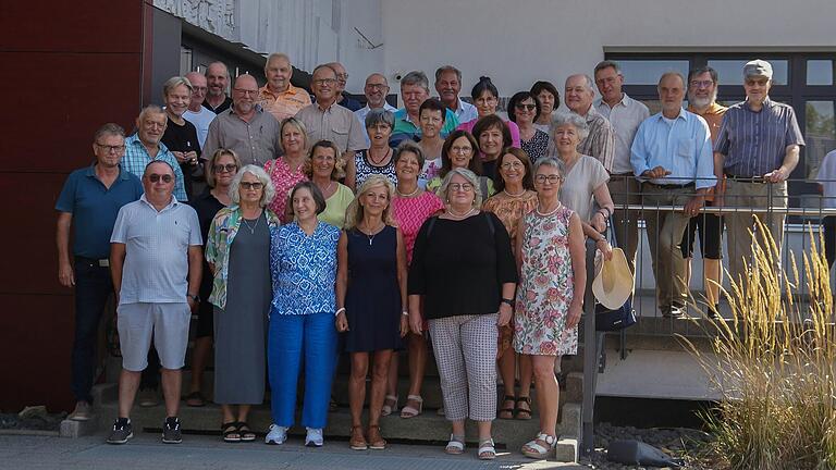 45 Ehemalige der Realschule aus vier zehnten Klassen trafen sich am 'Tatort Realschule' 50 Jahre nach der Entlassung wieder.