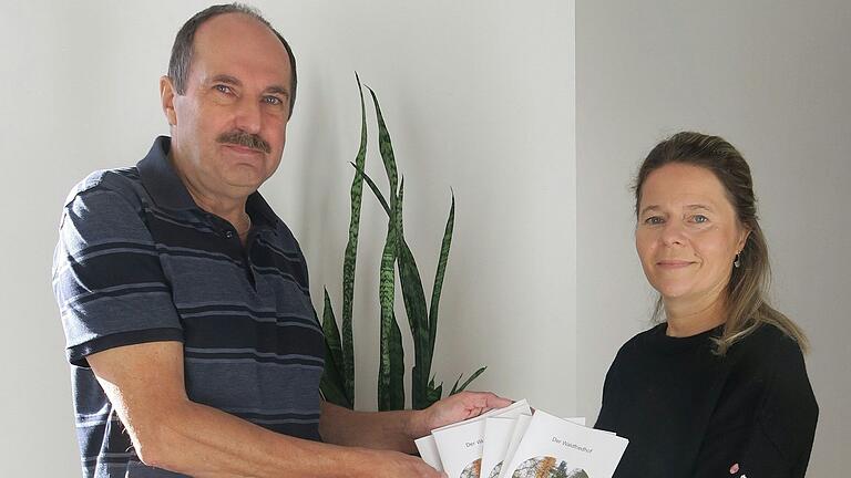 Auf dem Foto: Manfred Fuchs und Stefanie Büttner (Leiterin Archiv Markt Werneck).