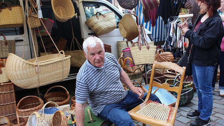 Korb- und Flechtmeister aus Leidenschaft: Rudolf Rippstein besucht schon seit einem halben Jahrhundert die Märkte in der Region.