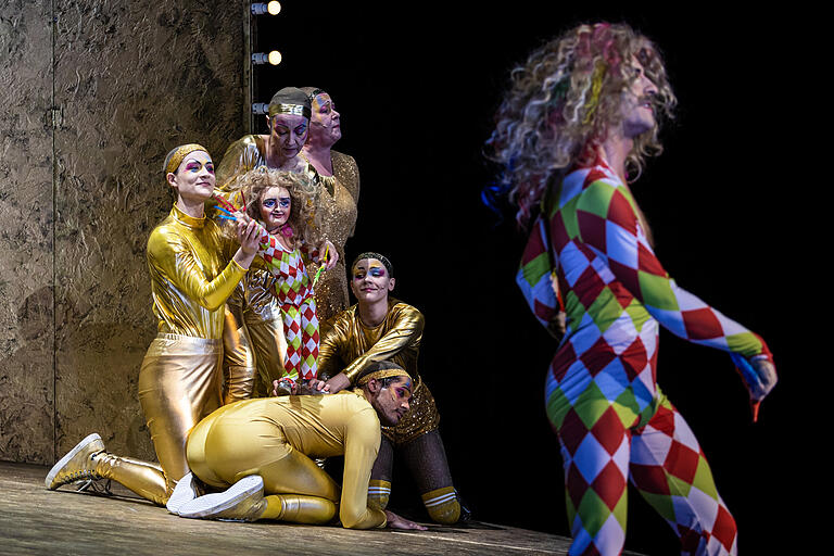 Kaum zum Leben erweckt, dominiert der kleine Dämon Struwwi seinen großen Bruder Struwwelpeter (Leo Goldberg)