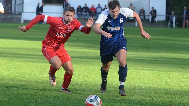 Im Vollsprint: der Lohrer Alessandro Englert (links) und Spielertrainer Benedikt Strohmenger vom SV Birkenfeld.