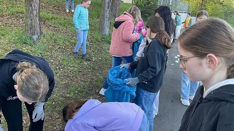 Schülerinnen und Schüler beim Müllsammeln in der Umgebung der Schule.