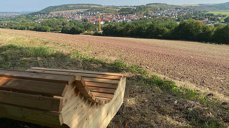 Auf neuen Waldsofas den Blick auf Heustreu genießen. Die neuen Panoramawege rund um das Dorf laden dazu ein. Auf neuen Waldsofas den Blick auf Heustreu genießen. Die neuen Panoramawege rund um das Dorf laden dazu ein.