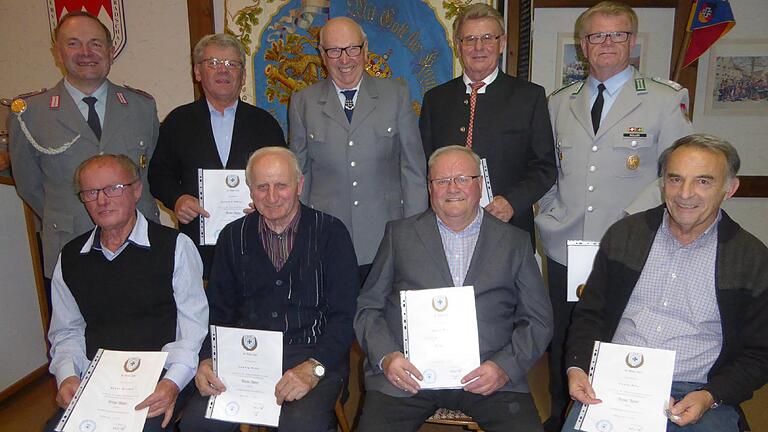 Das Bild zeigt die Mitglieder, die dem Sonderhöfer Soldaten-und Kameradschaftsverein seit 50 Jahren die Treue halten.