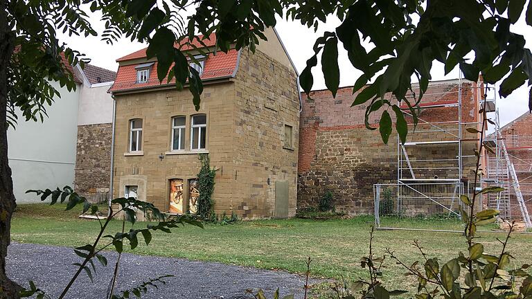 Hinter dem Feuerwehrhaus in Richtung Engelbert-Fries-Straße entsteht in Oberndorf nun ein dreigeschossiges Mehrfamilienwohnhaus mit 15 Einheiten.